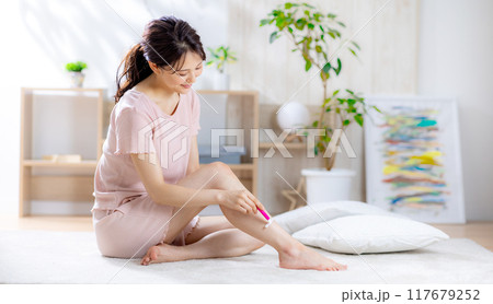 すね毛を剃る女性 117679252