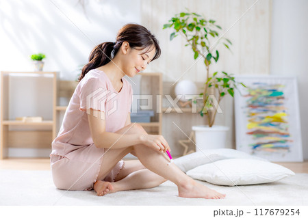 すね毛を剃る女性 117679254