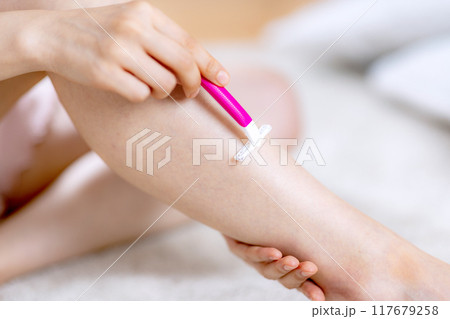すね毛を剃る女性 117679258