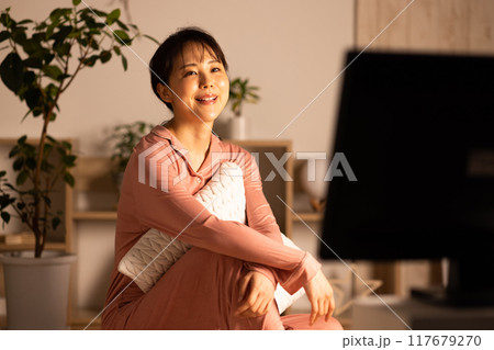 夜リビングでテレビを見る女性 117679270