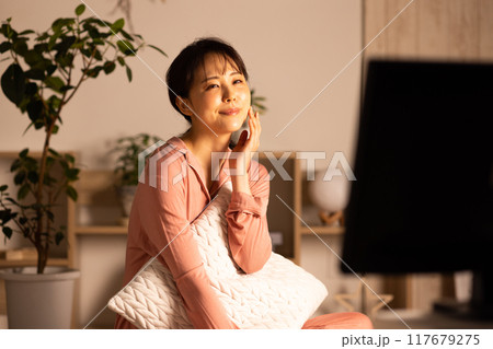 夜リビングでテレビを見る女性 117679275