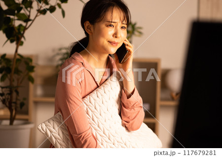夜に電話をする若い女性 夜に電話をする若い女性 117679281
