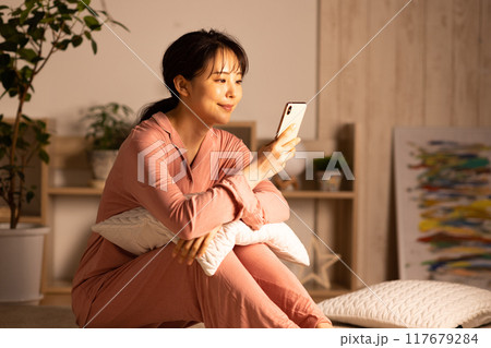 夜スマホを見る若い女性 夜スマホを見る若い女性 117679284