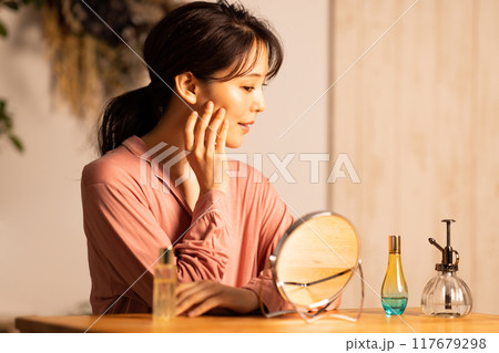 スキンケアをする若い女性 117679298