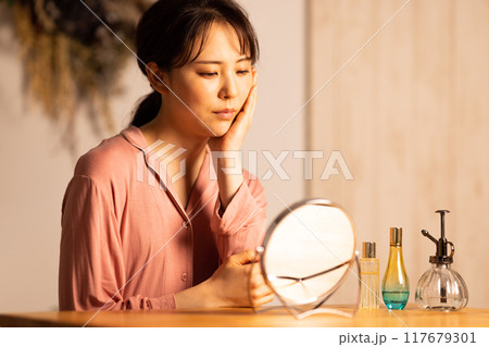 肌トラブルに悩む若い女性 117679301