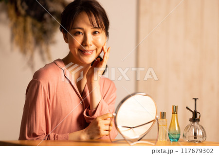 スキンケアをする若い女性 117679302