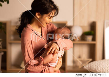 赤ちゃんを抱く母親　夜泣き 117679307