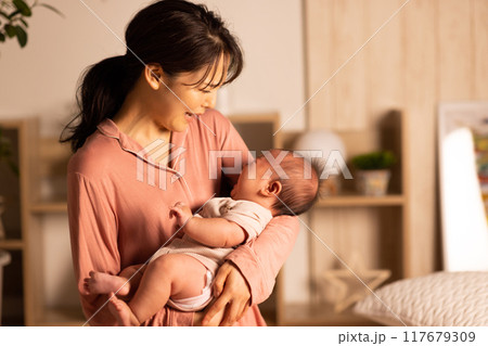 赤ちゃんを抱く母親 夜泣き 赤ちゃんを抱く母親 夜泣き 117679309