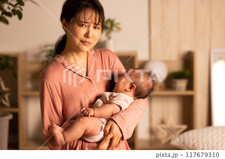 赤ちゃんを抱く母親　夜泣き 117679310