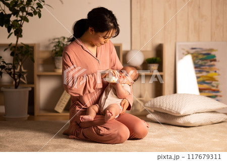 赤ちゃんを抱く母親 117679311