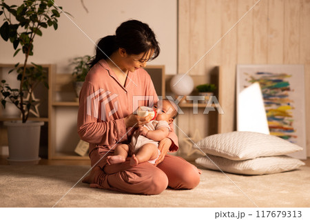 赤ちゃんを抱く母親 117679313