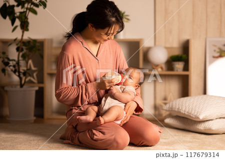 赤ちゃんを抱く母親 赤ちゃんを抱く母親 117679314