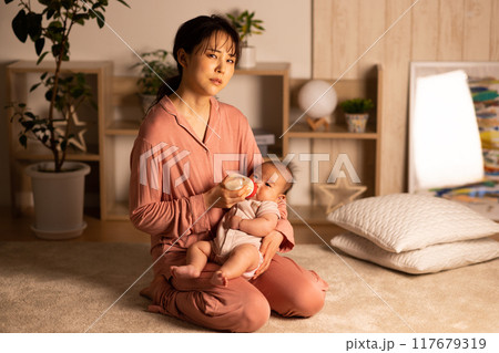 赤ちゃんを抱く母親 117679319