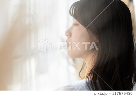 黒髪ロングヘアの若い女性（ビューティーイメージ） 117679456