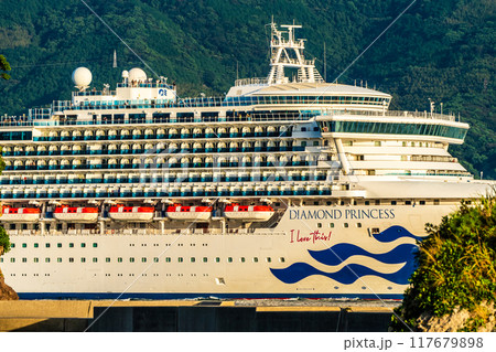 長崎港客船出港　神の島からダイヤモンド・プリンセス【長崎市】 117679898