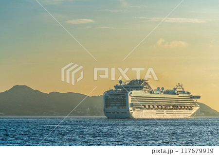 長崎港客船出港　神の島からダイヤモンド・プリンセス【長崎市】 117679919