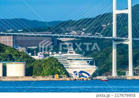 長崎港客船出港　神の島からダイヤモンド・プリンセスと女神大橋【長崎市】 117679958