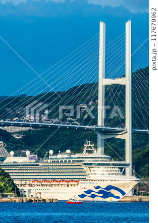 長崎港客船出港　神の島からダイヤモンド・プリンセスと女神大橋【長崎市】 117679962