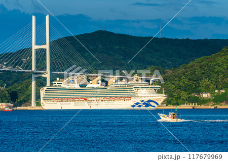 長崎港客船出港　神の島からダイヤモンド・プリンセスと女神大橋【長崎市】 117679969