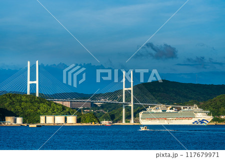 長崎港客船出港　神の島からダイヤモンド・プリンセスと女神大橋【長崎市】 117679971