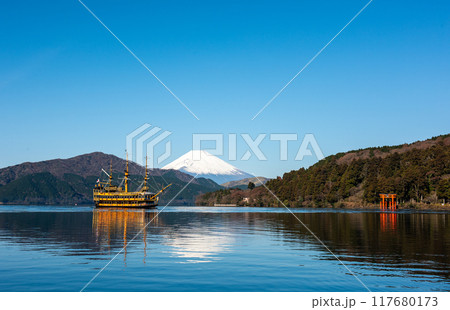 富士山を挟んで遊覧船と赤い鳥居 117680173