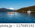 富士山の前を横切る白鳥のボート 117680192