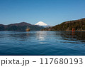 富士山に向かって進む遊覧船 117680193