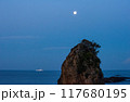 夜明け前の大きな岩と白い船 117680195