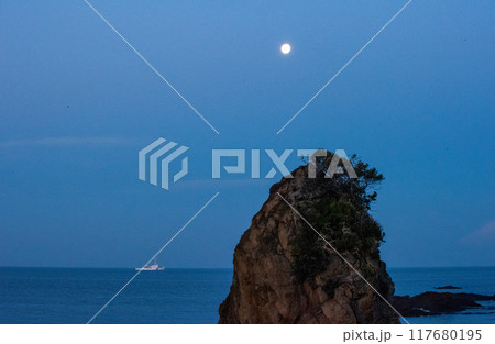 夜明け前の大きな岩と白い船 117680195