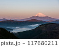 湖を覆う深い霧 117680211
