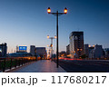 電灯が灯った大通り 117680217