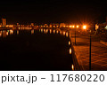 川の側を明るく照らす街灯 117680220