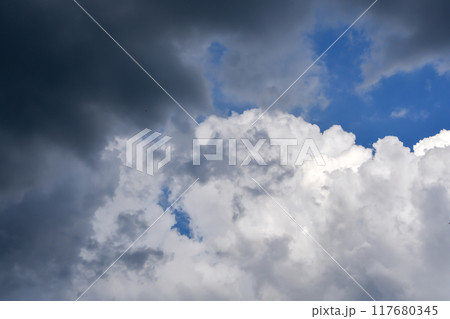 曇ってきた夏の空 曇ってきた夏の空 117680345
