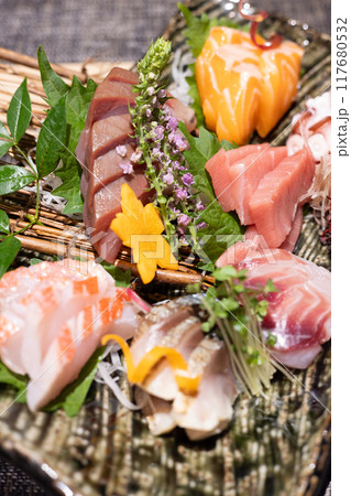 美味しい刺身七品盛り合わせ 117680532