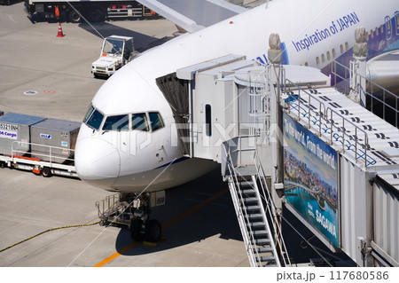 出発する飛行機 出発する飛行機 117680586
