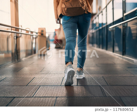 スニーカーで歩く女性の足元（元気,若い,一人,足元,朝日,夕日,逆光） 117680652