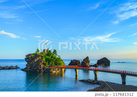 【日本海】朝日を浴びる弁天岩【糸魚川市】 【日本海】朝日を浴びる弁天岩【糸魚川市】 117681312