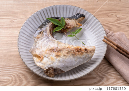 鰤かまの塩焼き 117681530