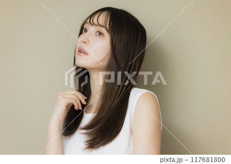 ストレートヘアの女性　 117681800