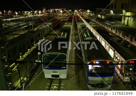相模鉄道かしわ台駅車両基地 赤い信号機が点灯留置線の車両2 117681849