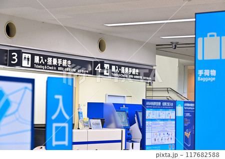 富山空港内の出発ロビー、案内板、自動チェックイン機 117682588
