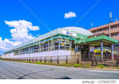 日本の横浜都市景観 8月。夏空に映える地下鉄 北新横浜駅などを望む＝令和6年8月24日 117683197