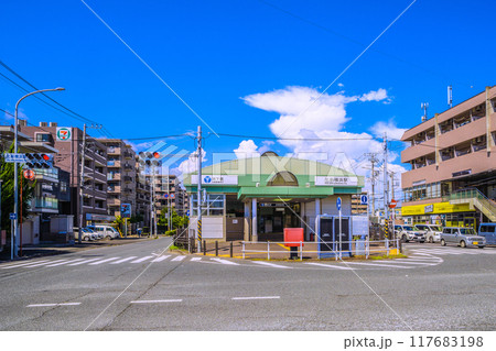 日本の横浜都市景観 8月。夏空に映える地下鉄 北新横浜駅などを望む＝令和6年8月24日 117683198