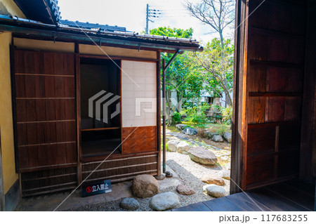 【重要伝統的建造物群保存地区】富田林 寺内町 旧杉山家住宅 茶屋と庭園 大阪府富田林市 【重要伝統的建造物群保存地区】富田林 寺内町 旧杉山家住宅 茶屋と庭園 大阪府富田林市 117683255