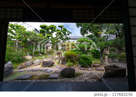 【重要伝統的建造物群保存地区】富田林寺内町　旧杉山家住宅　障子越しの庭園2　大阪府富田林市 117683256