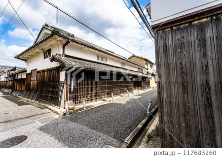 【重要伝統的建造物群保存地区】富田林 寺内町 富田林街道の風景 大阪府富田林市 【重要伝統的建造物群保存地区】富田林 寺内町 富田林街道の風景 大阪府富田林市 117683260