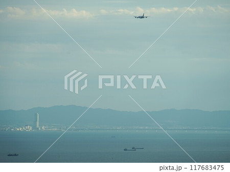 関空に向かう飛行機の飛ぶ大阪湾の風景 関空に向かう飛行機の飛ぶ大阪湾の風景 117683475