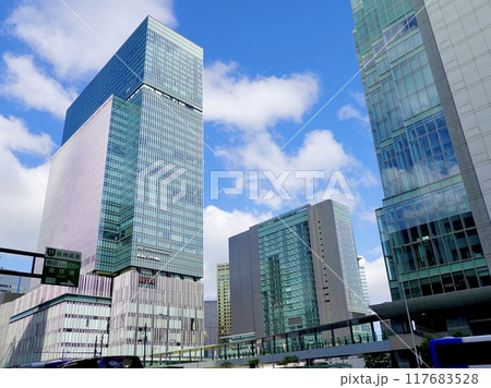 大阪駅前西交差JPタワー大阪（KITTE）とイノゲート大阪と大阪駅ビルを見た風景　大阪市北区梅田 117683528
