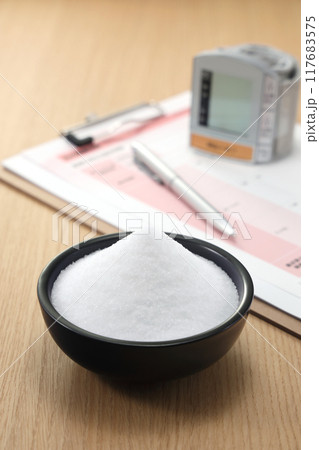皿に盛られた塩 高血圧イメージ 皿に盛られた塩 高血圧イメージ 117683575