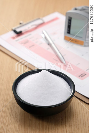 皿に盛られた塩 高血圧イメージ 117683580